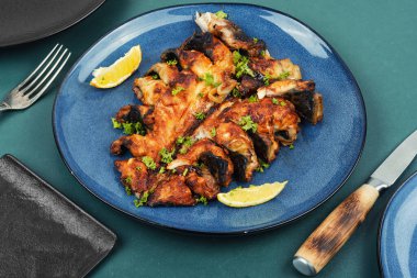 Kızarmış scomber balığı filetosu. Tabakta kızarmış uskumru balığı..