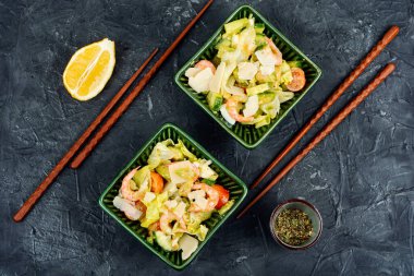 Karidesli Asya salatası, avakado ve domatesli karides. Sağlıklı gıda konsepti.