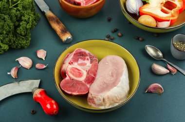 Çiğ sebze ve baharatlı et, çorba ya da çorba malzemesi..