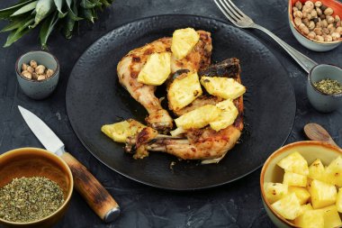 Ananas parçalarıyla kızartılmış tavuk budu. Fırında tavuk eti..