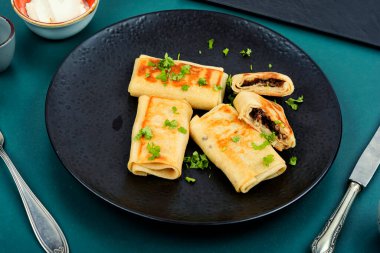 Kızarmış gözleme ve kıymalı börek. Doldurulmuş ince krepler. Karnaval, Shrovetide yemekleri..