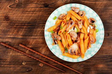 Ahtapotla kaynatılmış ahşap masada makarna veya makarna. Deniz mahsullü makarna. Metin için boşluk.