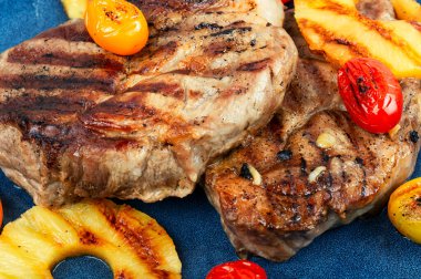 Ananaslı ızgara biftek. Izgara et, ananasla kızartılmış. Izgara biftek ve ananas..