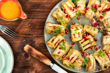 Badrijani, bir Gürcü yemeği, patlıcan ve etten yapılan bir aperatiftir. Patlıcan sarması..