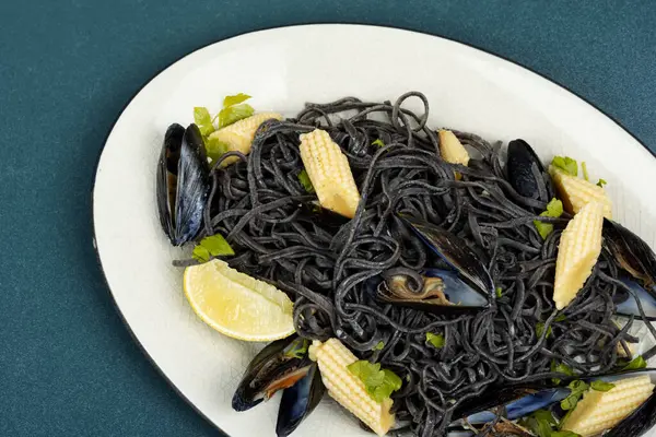 Veganistische Zwarte Bonenpasta Met Mosselen Spaghetti Met Zeevruchten — Stockfoto
