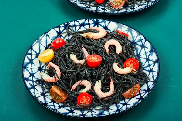 Vegane Spaghetti Aus Schwarzen Bohnen Mit Garnelen Und Tomaten — Stockfoto