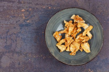 Kuru ananas ya da kaselerde ananas. Ananas şekeri, meyve şekeri.