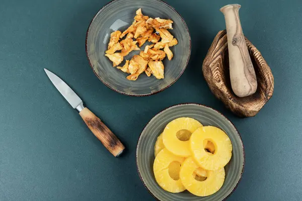 Séché Ananas Savoureux Ananas Dans Des Bols Ananas Aux Bonbons — Photo
