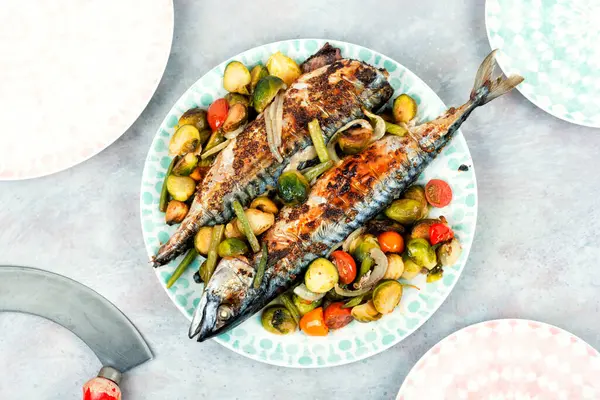 Grilled Baked Whole Baked Mackerel Fish Tomatoes Cabbage Green Beans — Stock Photo, Image