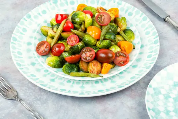 Fırınlanmış Brüksel lahanası, domates ve taze fasulye salatası. Vejetaryen yemeği