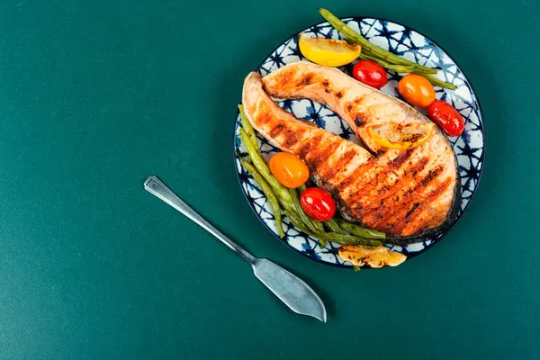 Ψητή Μπριζόλα Σολομού Ψητά Λαχανικά Τηγανητά Ψάρια Χώρος Για Κείμενο — Φωτογραφία Αρχείου