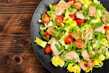 Taze sebze salatası, sebzeler ve tabakta kızarmış et..