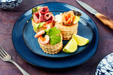 Puf böreği ya da balık, karides ve domuz pastırmalı kanepeler..