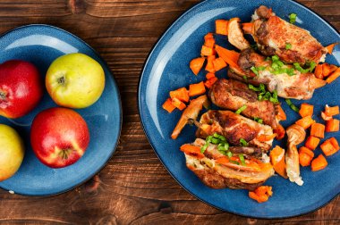 Elma ve tatlı patatesle doldurulmuş rulo ya da rulo köfte. Pişmiş et..