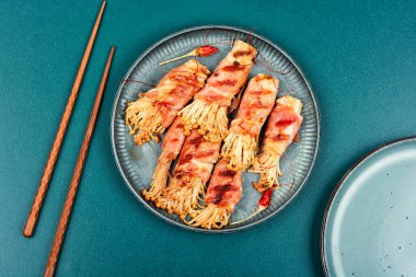 Pastırma ve sosta kızartılmış Enoki mantarı. Pastırma ve mantar sarması. Asya mutfağı