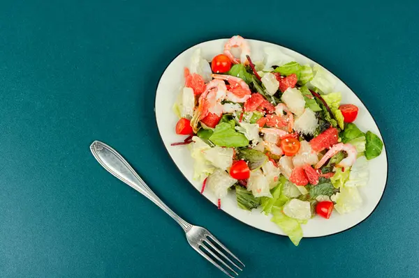 Zeytinli taze salata, karides ve yeşillik. Tayland meze salatası. Metin için boşluk.