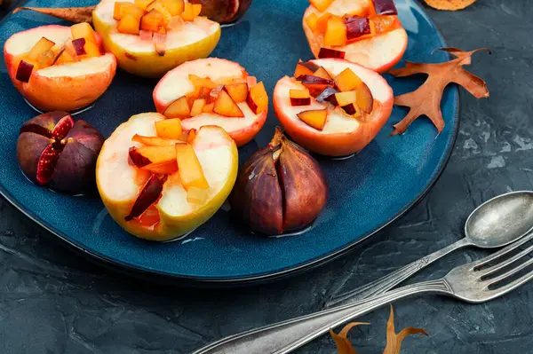 Tasty Baked Autumn Apples Figs Fruit Dessert — Stock Photo, Image