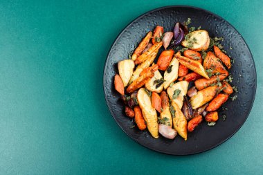 Fırında pişirilmiş havuç kökü, kırmızı soğan, havuç ve sarımsak. Kızarmış kök sebze. Metin için boşluk.