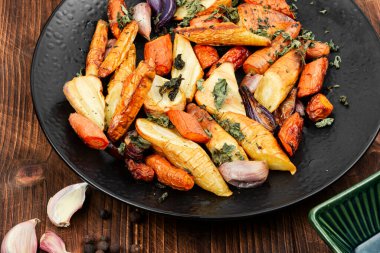 Sağlıklı ev yapımı kızarmış havuç kökü, havuç ve sarımsak..