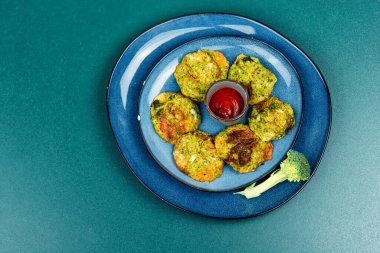 Sebzeli brokoli pirzolası, vejetaryen yemeği. Boşluğu kopyala.