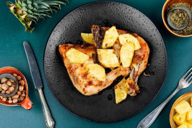 Ananas parçalarıyla kızartılmış ev yapımı tavuk budu. Fırında tavuk eti. Üst görünüm.