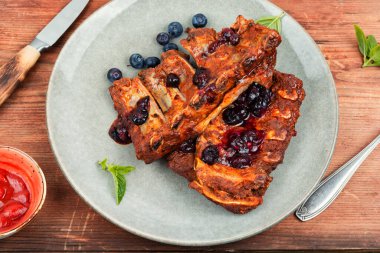 Kızarmış domuz kaburgası ve yabanmersini salamurası veya sos..