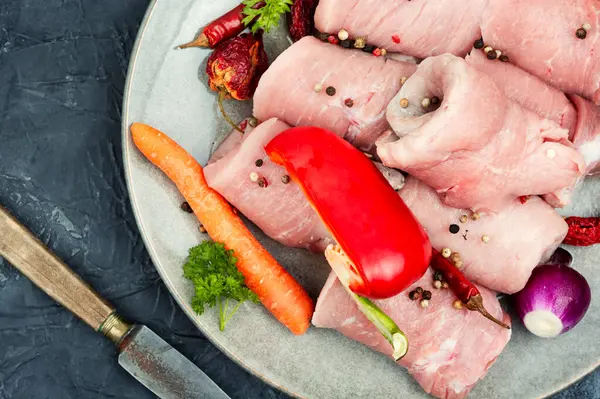 新鲜的 未煮熟的猪肉卷 新鲜肉饭 准备好了 — 图库照片