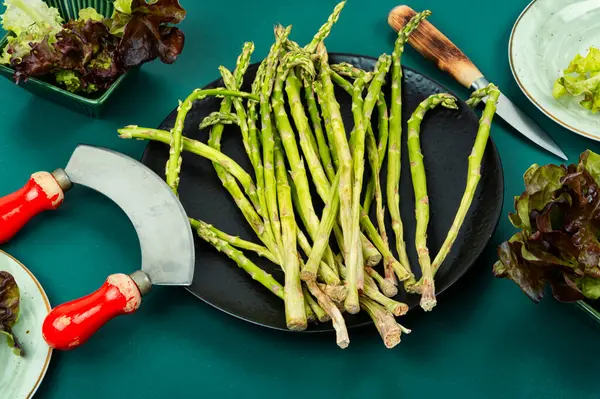 Asparagi Crudi Freschi Non Cotti Sul Tavolo Della Cucina — Foto Stock