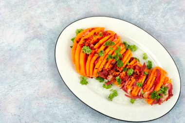 Kızarmış balkabağı ve pastırmalı tabak. Pastırmalı tereyağlı kabak. Boşluğu kopyala.