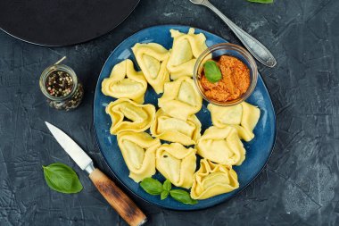 Tortellini, ya da dolgulu börek. İtalyan geleneksel tortellini makarna veya ravioli. Üst görünüm.