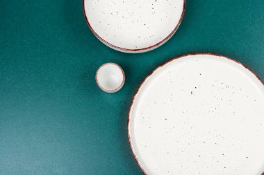 Mutfak masasında boş seramik tabaklar. Kart ya da menü şablonu. Masa takımı, çanak çömlek. Boşluğu kopyala.