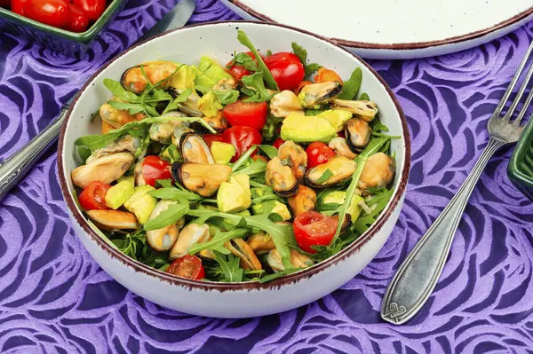 Skål Med Vitamin Salat Muslinger Arugula Tomat Avokado – stockfoto