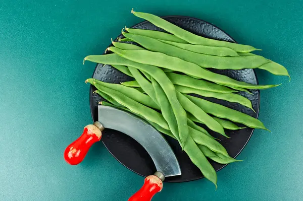Φρέσκα Πράσινα Φασόλια Και Ένα Μαχαίρι Χόρτου Επίπεδη — Φωτογραφία Αρχείου