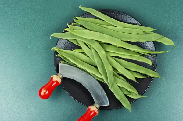 新鮮な生の緑豆と草のナイフ フラットレイ ストックフォト