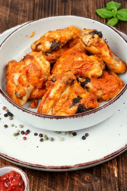 Kırsal ahşap masada acılı tavuk kanadı. .