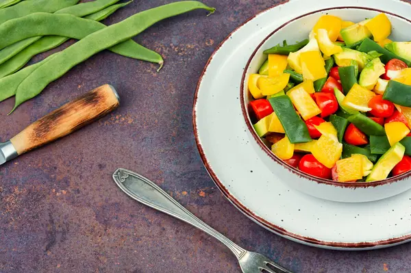 Salada Legumes Cru Saudável Com Pimentão Tomate Abacate Feijão Corredor — Fotografia de Stock