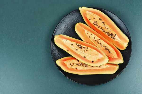 把新鲜多汁木瓜切碎放在桌上 木瓜异国水果 复制空间 — 图库照片