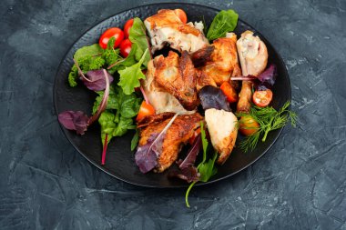 Bir tabakta dilimlenmiş ızgara tavuk..