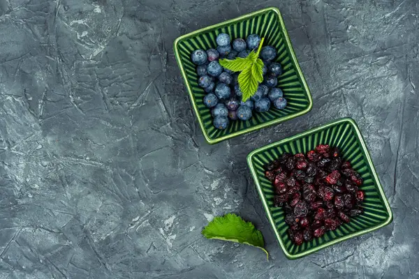 Conjunto Mirtilos Frescos Cranberries Secas Espaço Para Cópia Espaço Para Imagem De Stock