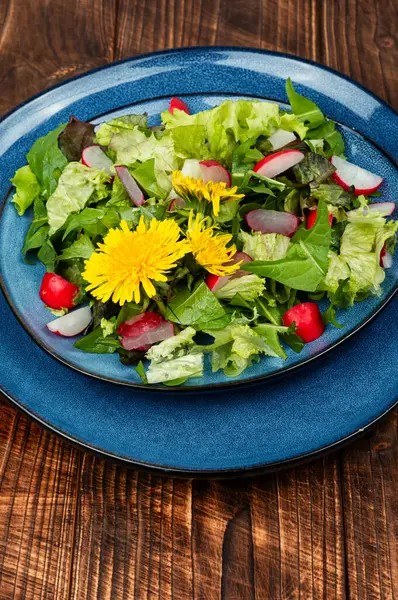 Salată Primăvară Verdeață Ridichi Păpădie Masa Rustică Din Lemn Plante — Fotografie, imagine de stoc