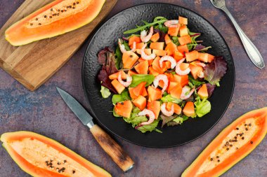 Taze papayalı salata, karides ve taze yeşil marul. Deniz ürünleri yeşili papaya salatası. Üst görünüm.