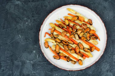 Lezzetli kızarmış midye, kuşkonmaz ve havuç salatası. Metin için boşluk.