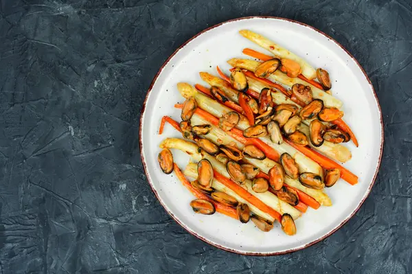 Deliciosa Ensalada Mejillones Asados Espárragos Zanahorias Espacio Para Texto Fotos De Stock