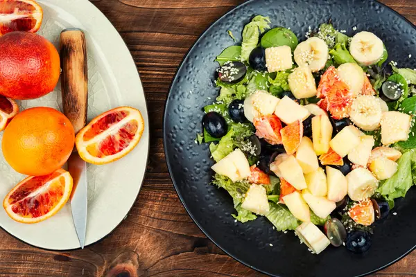 红色橙子 香蕉和莴苣的水果沙拉 健康饮食 素食或素食 图库图片