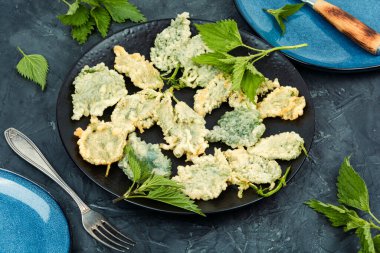Ev yapımı taze ısırgan otu ya da ısırgan otu. Sıcak su yeşillikleri iştah açıcıdır.