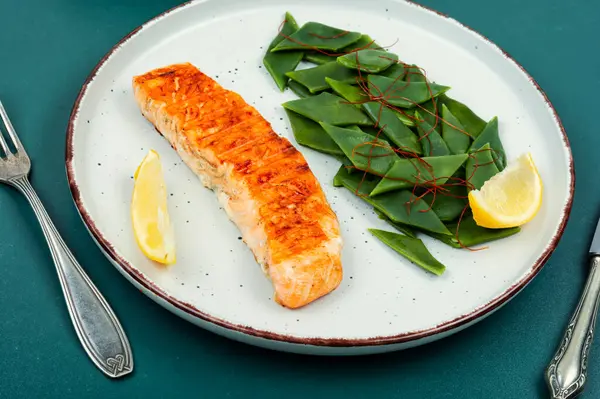 Fish Steak Grilled Salmon Green Beans Healthy Food — Stock Photo, Image