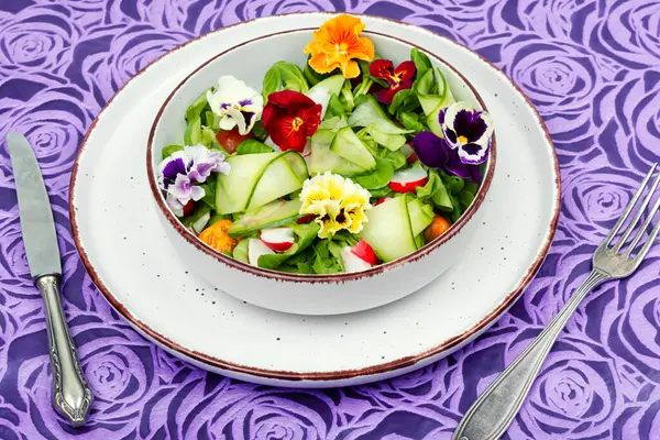 Salada Primavera Feita Legumes Frescos Decorada Com Flores Comestíveis — Fotografia de Stock