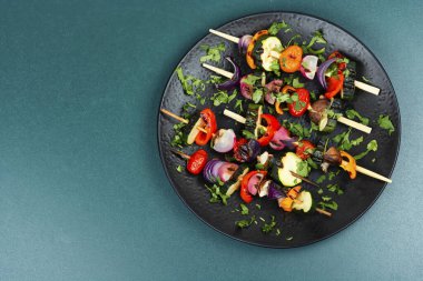 Farklı ızgara sebzelerle şişler. Vejetaryen ya da vejetaryen yemekleri. Kopyalama alanı olan üst görünüm.