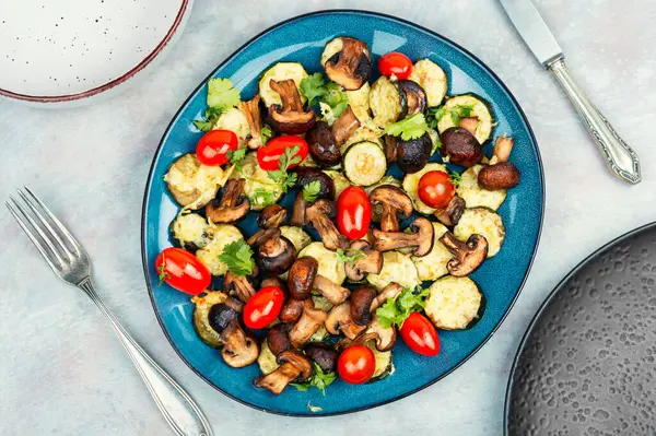 烤蘑菇 西葫芦和西红柿 健康素食概念 图库图片