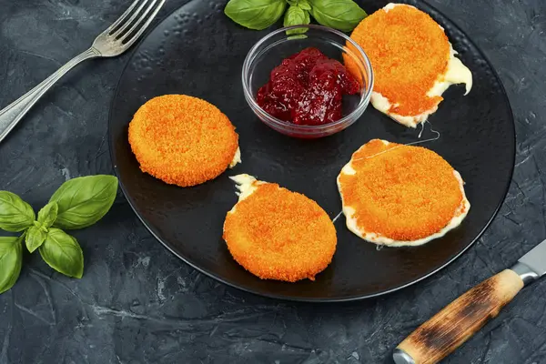 Baked Fried Camembert Cheese Berry Sauce Jam 로열티 프리 스톡 사진